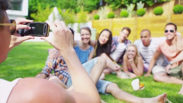 Amigos relaxantes ao ar livre — Vídeo de Stock