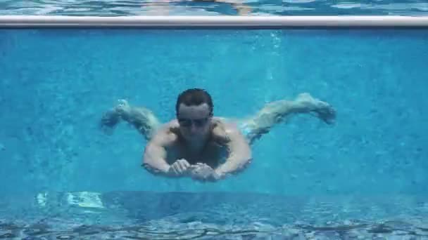 Uomo arriva superficie piscina — Video Stock