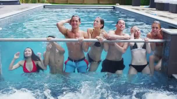 Друзі насолоджуються вечіркою в басейні — стокове відео