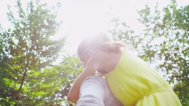 Casal ao ar livre no dia de verão — Vídeo de Stock