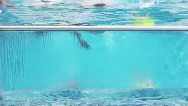 Amis profiter de la piscine partie — Video