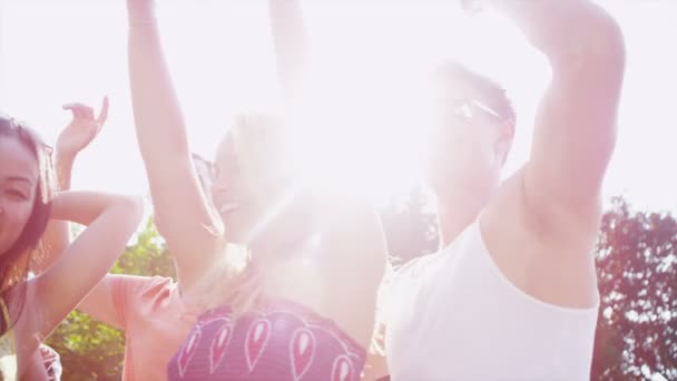 Amigos bailando juntos al aire libre — Vídeos de Stock