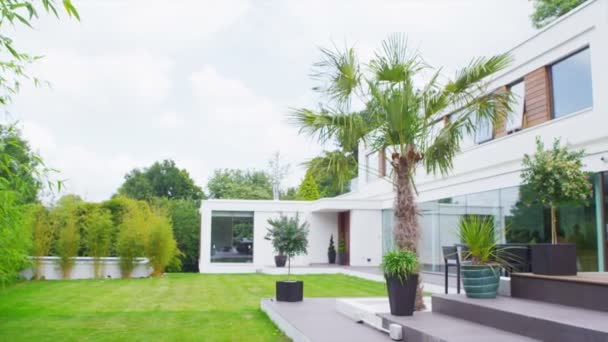 Vista del exterior de una lujosa casa contemporánea — Vídeos de Stock