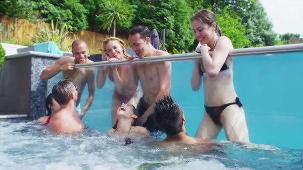 Amici rilassanti nella vasca idromassaggio — Video Stock