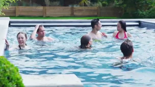 Друзья наслаждаются вечеринкой у бассейна — стоковое видео