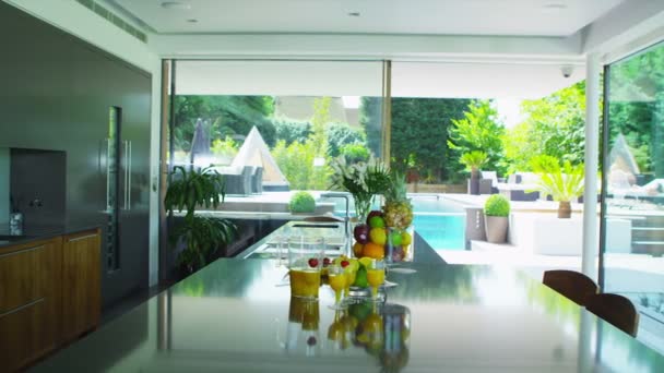 Vue autour d'une maison contemporaine de luxe 
