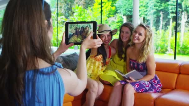 Grupo feliz de amigos posando e tirando fotos de si mesmos com tablet computador — Vídeo de Stock