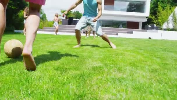 Grupo atlético de amigos do sexo masculino jogar futebol no jardim da casa contemporânea — Vídeo de Stock