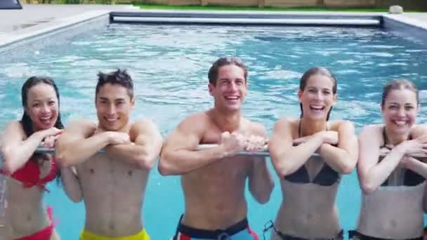 Vrienden genieten van zwembad partij — Stockvideo