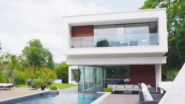 Blick auf das Äußere eines modernen Luxus-Hauses