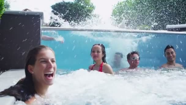 Amigos relajándose en la bañera de hidromasaje — Vídeos de Stock