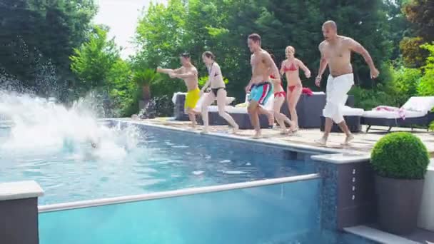 Vänner njuter pool party — Stockvideo