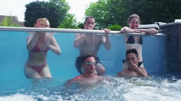 Amigos relajándose en la bañera de hidromasaje — Vídeos de Stock