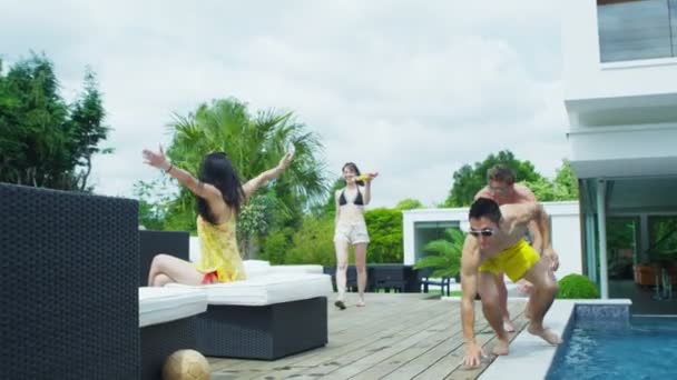 Друзья наслаждаются летней вечеринкой у бассейна — стоковое видео