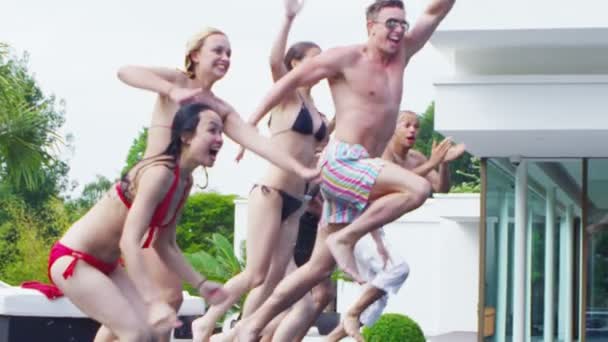 Amigos pulando na piscina — Vídeo de Stock