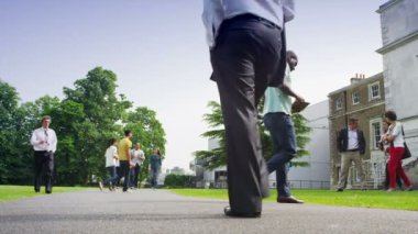 Kampüs etrafında karışık etnik köken öğrenciler yürüyüş