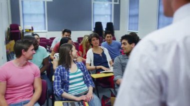 Öğrenciler sınıfta dinleme ders