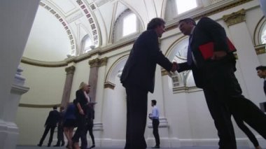 iki adam konuşmak ve el sallamak