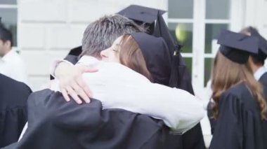 öğrencilerin mezuniyet günü veliler tarafından tebrik