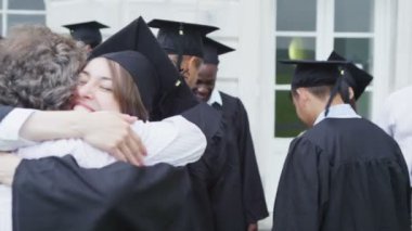 öğrencilerin mezuniyet günü veliler tarafından tebrik