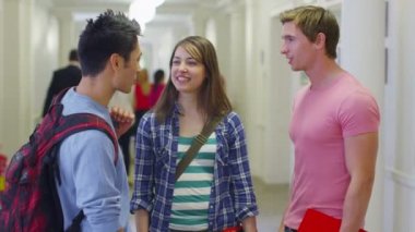 Öğrenciler birlikte koridorda sohbet