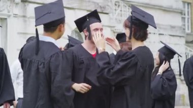 Öğrenci arkadaşlarım mezuniyet gününde fotoğraf çekme