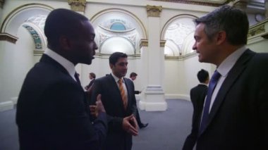 Üç adam konuşmak ve el sallamak