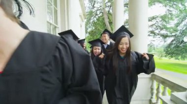 öğrencilerin mezuniyet günü merdivenden çalıştırmak