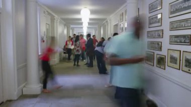 öğrenciler ve öğretmenler koridor yürüyüş