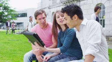 Öğrenci arkadaşları ile birlikte tablet sohbet