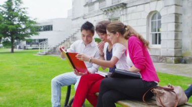 birlikte açık havada sohbet kampüs öğrenci arkadaşlar