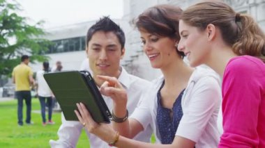 Öğrenci arkadaşları ile birlikte tablet sohbet