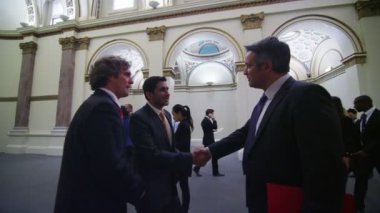 Üç adam konuşmak ve el sallamak