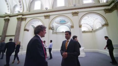 Üç adam konuşmak ve el sallamak