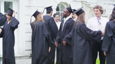 Öğrenci arkadaşlarım mezuniyet gününde fotoğraf çekme