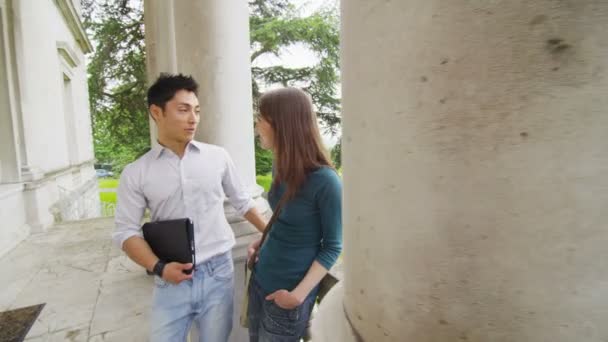 Студентка и студентка за пределами колледжа — стоковое видео
