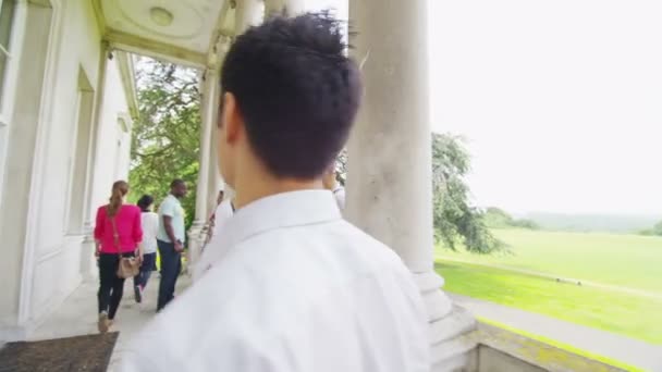 Étudiants utilisant une tablette à l'extérieur 