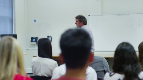 Schüler hören zu, als Lehrer Vorlesung hält — Stockvideo