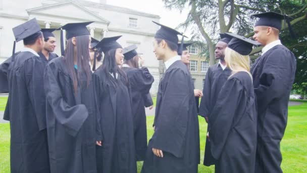 Vrienden samen op afstuderen dag — Stockvideo