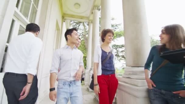 Étudiants utilisant une tablette à l'extérieur 