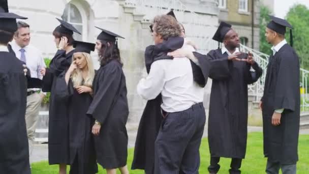 Studentské přátelé objímání navzájem v den promoce — Stock video