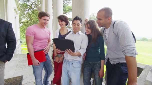 Estudiantes usando tableta fuera — Vídeo de stock