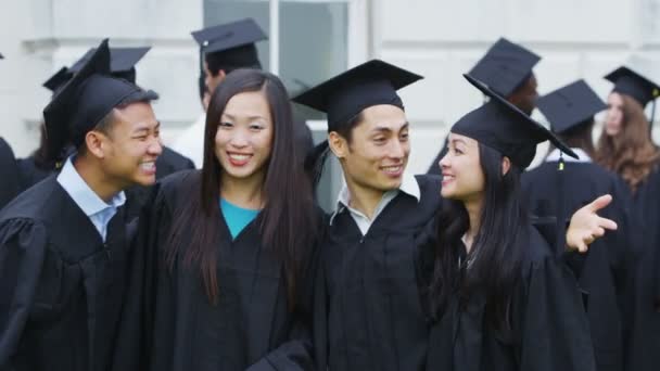Asiatische Studienfreunde im Freien am Abschlusstag — Stockvideo