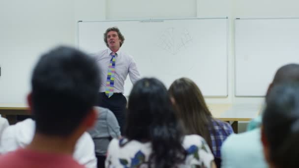 Ученики, слушающие, как учитель держит руку на пульсе — стоковое видео