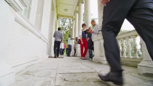 Studenten met behulp van tablet pc buiten — Stockvideo