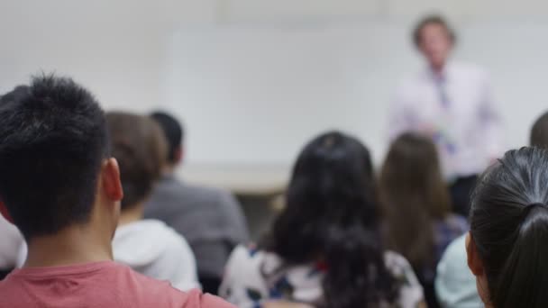 Estudiantes escuchando como profesor tiene conferencia — Vídeos de Stock