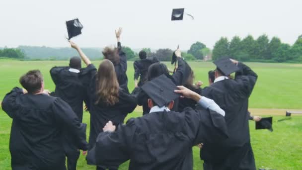 Gli studenti nel giorno della laurea corrono attraverso il paesaggio — Video Stock
