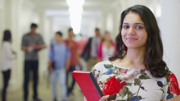 Mujer india estudiante de pie en el pasillo — Vídeos de Stock
