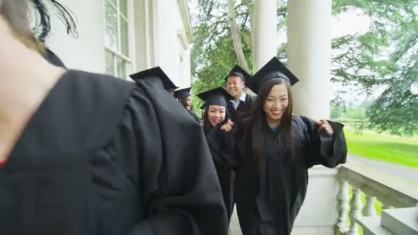 Los estudiantes en el día de la graduación corren por las escaleras — Vídeo de stock