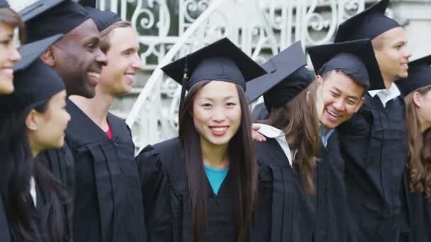 Estudiante amigos en el día de la graduación de pie al aire libre — Vídeos de Stock